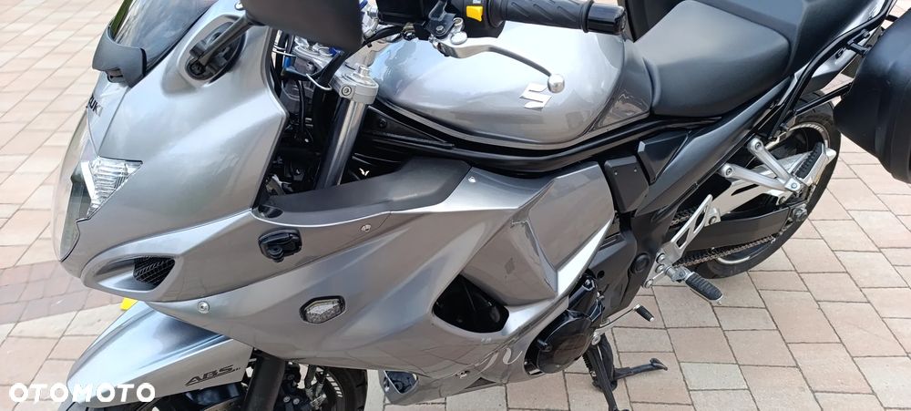 Suzuki GSX - 16