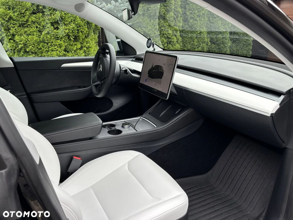 Tesla Model Y - 9