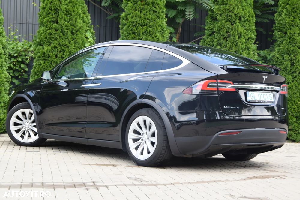 Tesla Model X - 12