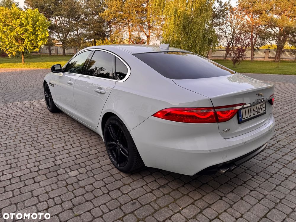Jaguar XF 20d Prestige - 12