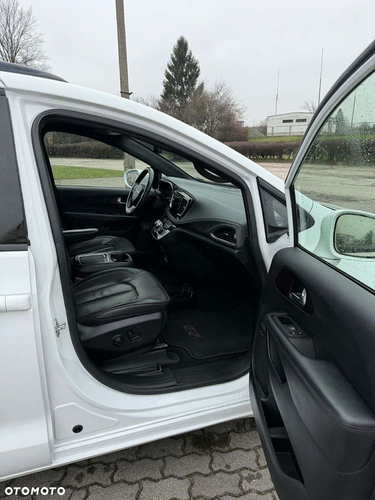 Chrysler Pacifica - 28