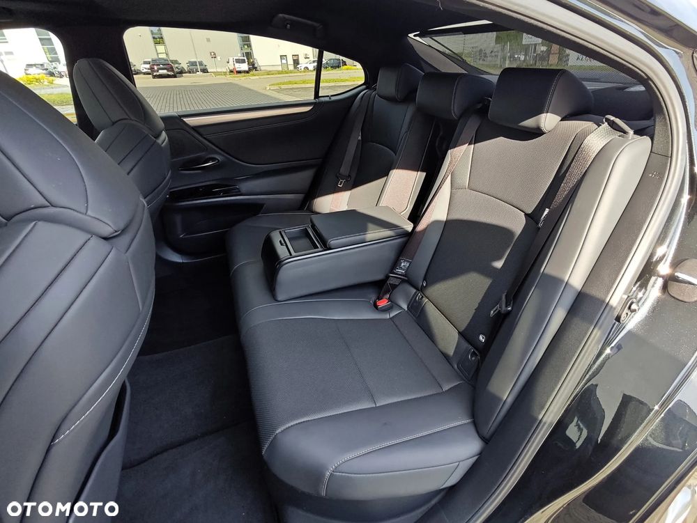 Lexus ES 300h F Sport Edition - 12