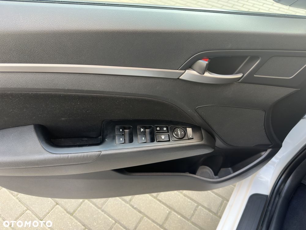 Hyundai Elantra - 28