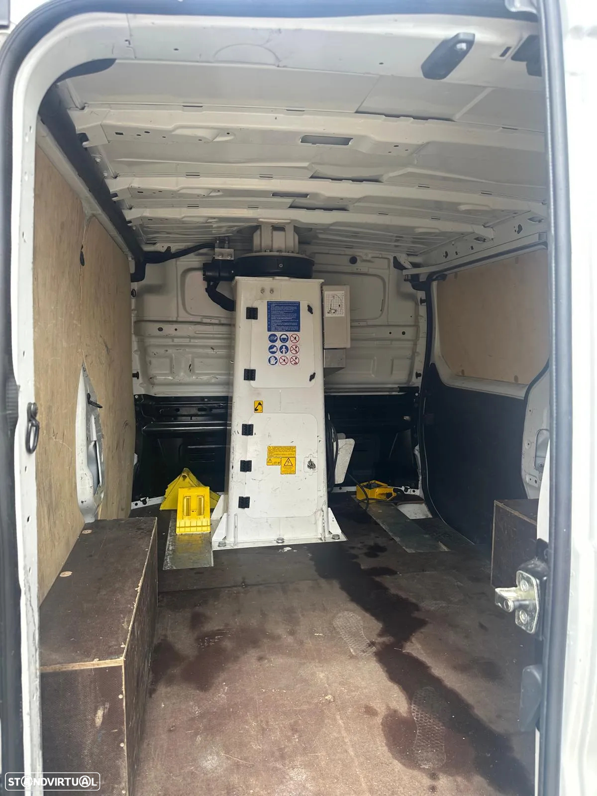 Renault Trafic com CESTO ELEVATORIO 10 metros - 5