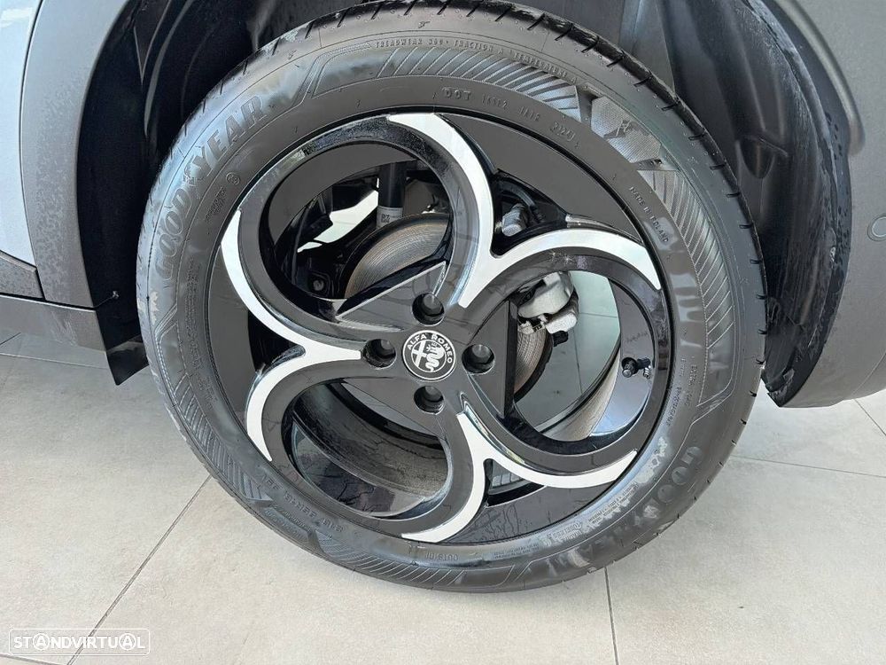 Alfa Romeo Junior 1.2 Speciale eDCT6 - 11