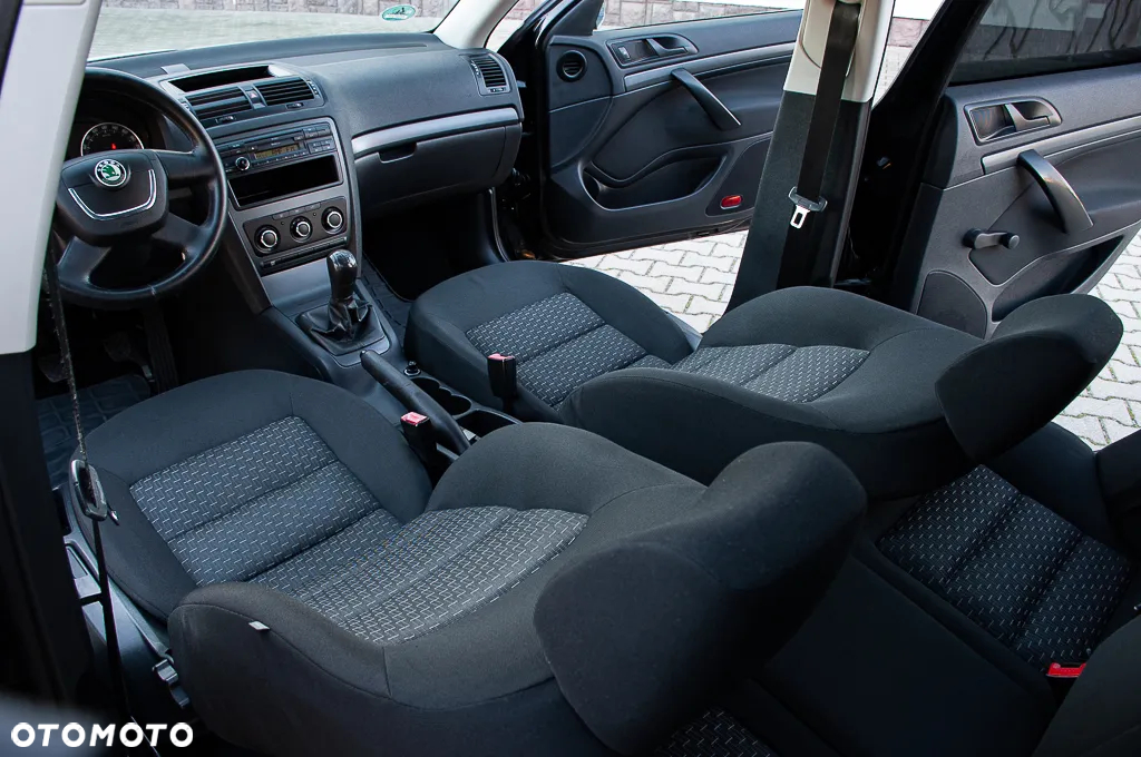 Skoda Octavia 1.6 Combi Tour - 25