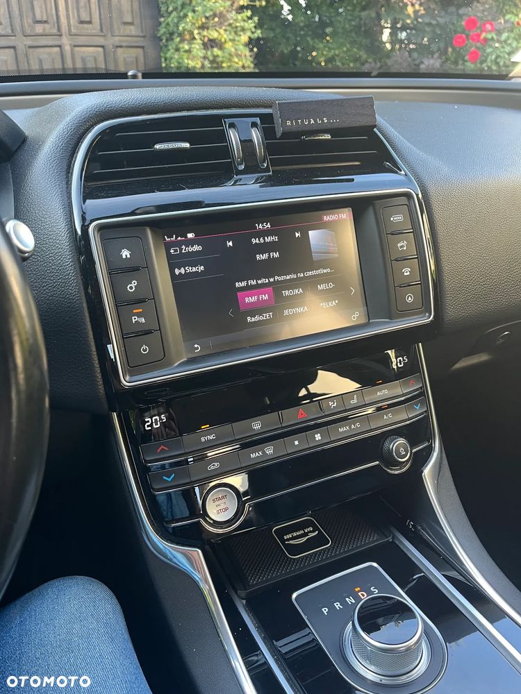 Jaguar XE - 10