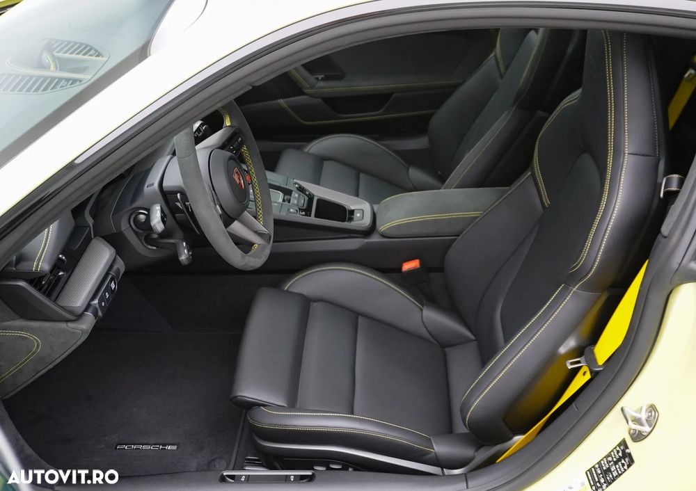 Porsche 911 Carrera 4 GTS PDK - 18