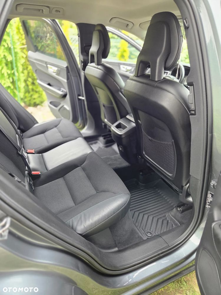 Volvo XC 60 D4 AWD Geartronic Momentum - 22