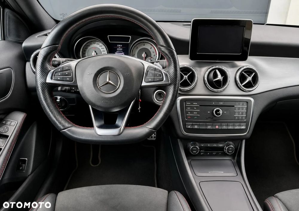 Mercedes-Benz GLA 250 4Matic 7G-DCT - 10