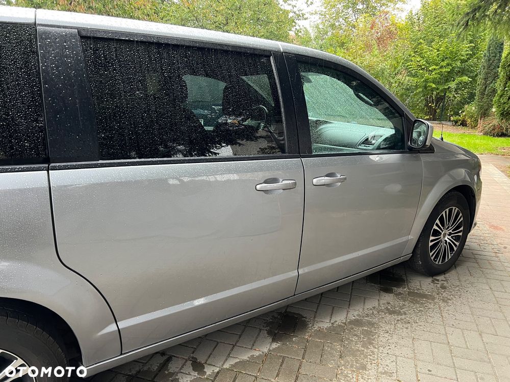 Dodge Grand Caravan - 4