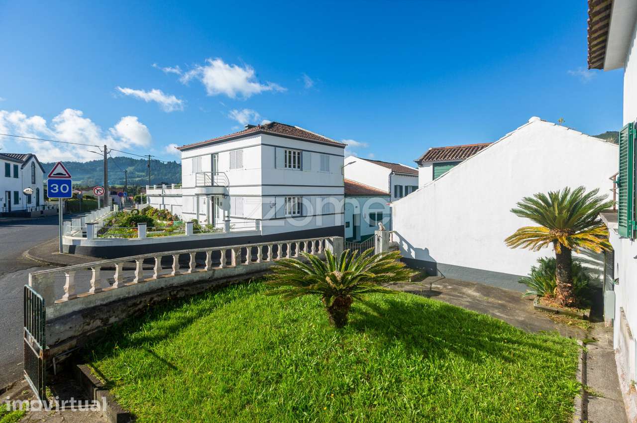 Moradia T1+2 com 2 entradas, Garagem, Terreno e Terraço nas Furnas - Grande imagem: 4/39