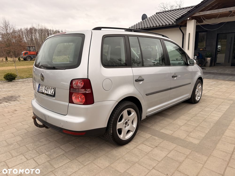 Volkswagen Touran - 4
