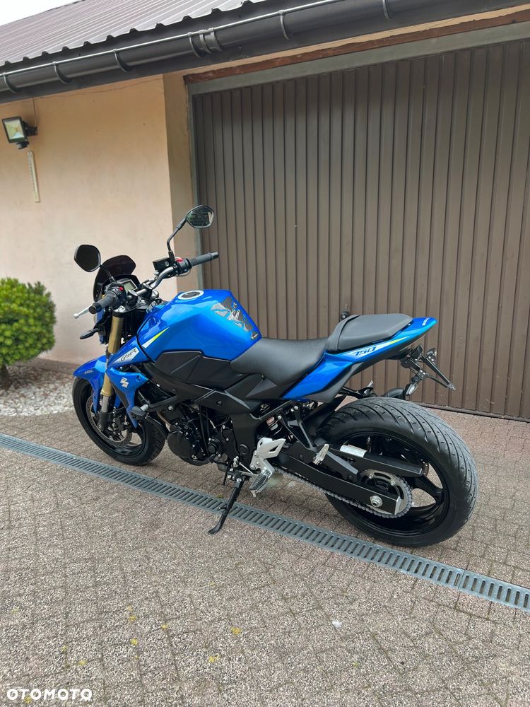 Suzuki GSR - 6