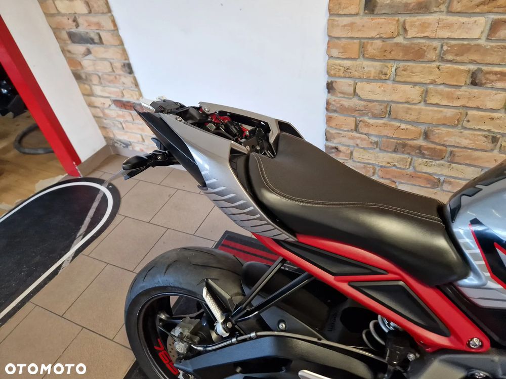 Triumph Street Triple - 32