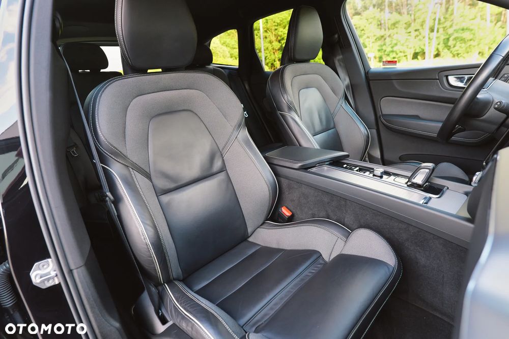 Volvo XC 60 B5 D AWD R-Design - 24