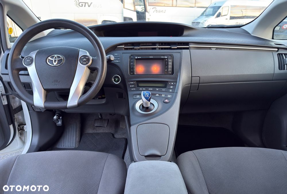 Toyota Prius (Hybrid) Executive - 17