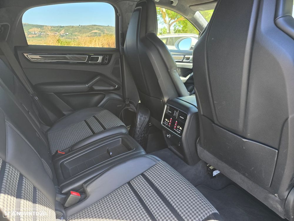 Porsche Cayenne Coupé E-Hybrid - 35