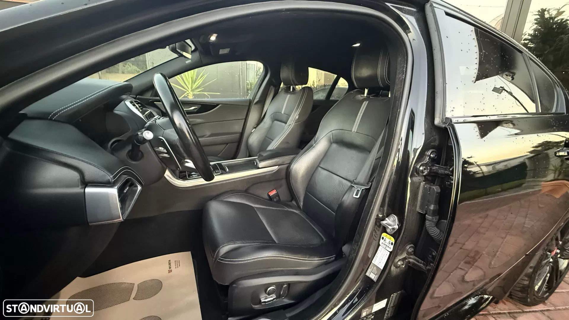 Jaguar XE 2.0 D200 R-Dynamic S - 36