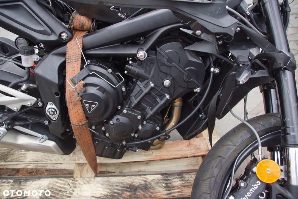 Motocykl na części 692106889 Triumph Street Triple 765 R 88kw 2025 silnik głowica blok silnika pokrywa zaworów pokrywa sprzęgła pokrywa alternatora miska olejowa wał korbowy korbowody tłoki cylindry wałki rozrządu łańcuch rozrządu napinacz rozrządu zawory sprzęgło kosz sprzęgłowy tarcze sprzęgłowe skrzynia biegów rozrusznik alternator stator pompa oleju pompa wody termostat chłodnica wentylator chłodnicy zbiorniczek wyrównawczy przepustnice listwa wtryskowa wtryskiwacze cewki zapłonowe airbox filtr powietrza pompa paliwa zbiornik paliwa korek paliwa kolektor wydechowy tłumik katalizator sondy lambda rama subframe wahacz amortyzator tylny lagi golenie półka górna półka dolna kierownica manetki przełączniki kierownicy klamka sprzęgła klamka hamulca pompa hamulcowa przednia pompa hamulcowa tylna przewody hamulcowe zaciski przednie zacisk tylny tarcze hamulcowe pompa ABS moduł ABS czujniki ABS felga przednia felga tylna koło przednie koło tylne oś przednia oś tylna piasta zabierak zębatka przednia zębatka tylna łańcuch napędowy napinacze łańcucha ślizg łańcucha osłona łańcucha quickshifter czujnik quickshiftera cięgno quickshiftera dźwignia zmiany biegów set lewy set prawy podnóżki kierowcy podnóżki pasażera dźwignia hamulca tylnego stopka boczna czujnik stopki lampa przednia lampa tylna kierunkowskazy licznik wyświetlacz sterownik ECU immobilizer stacyjka kluczyk wiązka elektryczna skrzynka bezpieczników regulator napięcia przekaźniki czujnik położenia wału czujnik biegu czujnik temperatury siedzenie kierowcy siedzenie pasażera zadupek boczki plastiki owiewki osłony zbiornika osłona chłodnicy błotnik przedni błotnik tylny nadkole uchwyt tablicy rejestracyjnej lusterko lewe lusterko prawe klakson linka sprzęgła przewody paliwowe przewody chłodnicze wsporniki uchwyty mocowania tuleje gumy śruby - 14