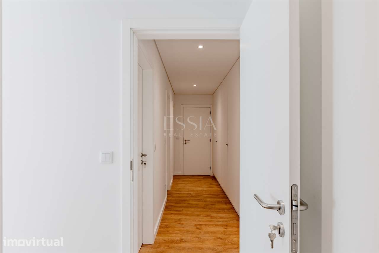 Apartamento T3 com Varanda, Arrumo e 2 Lugares de Garagem - Grande imagem: 4/36