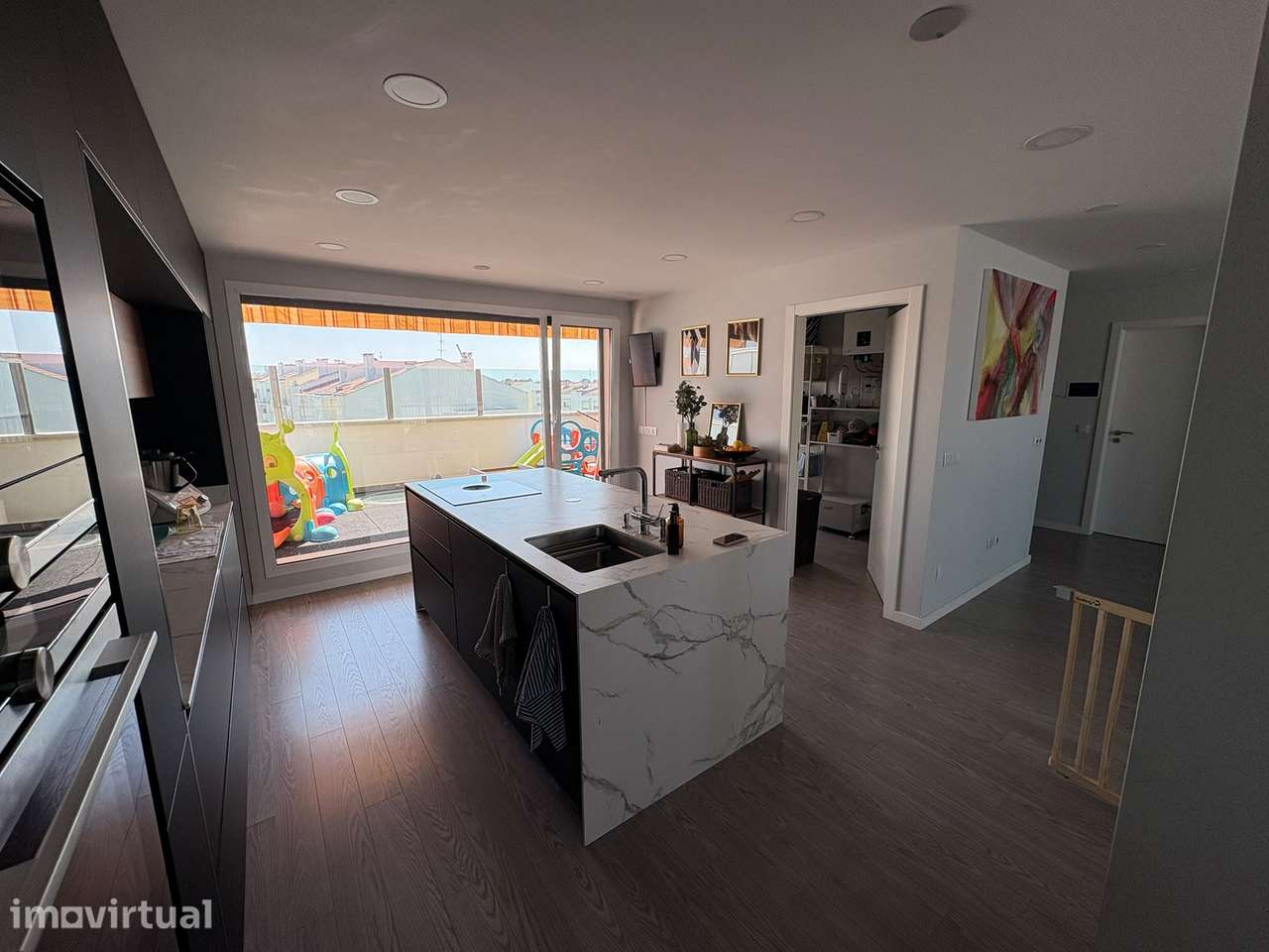 Apartamento de dois pisos com vista aberta e terraços privativos - Grande imagem: 4/21