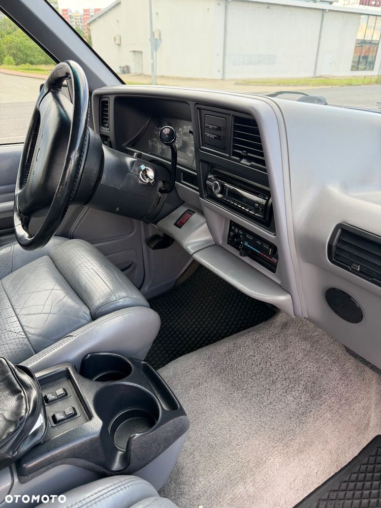 Ford Explorer Standard - 23