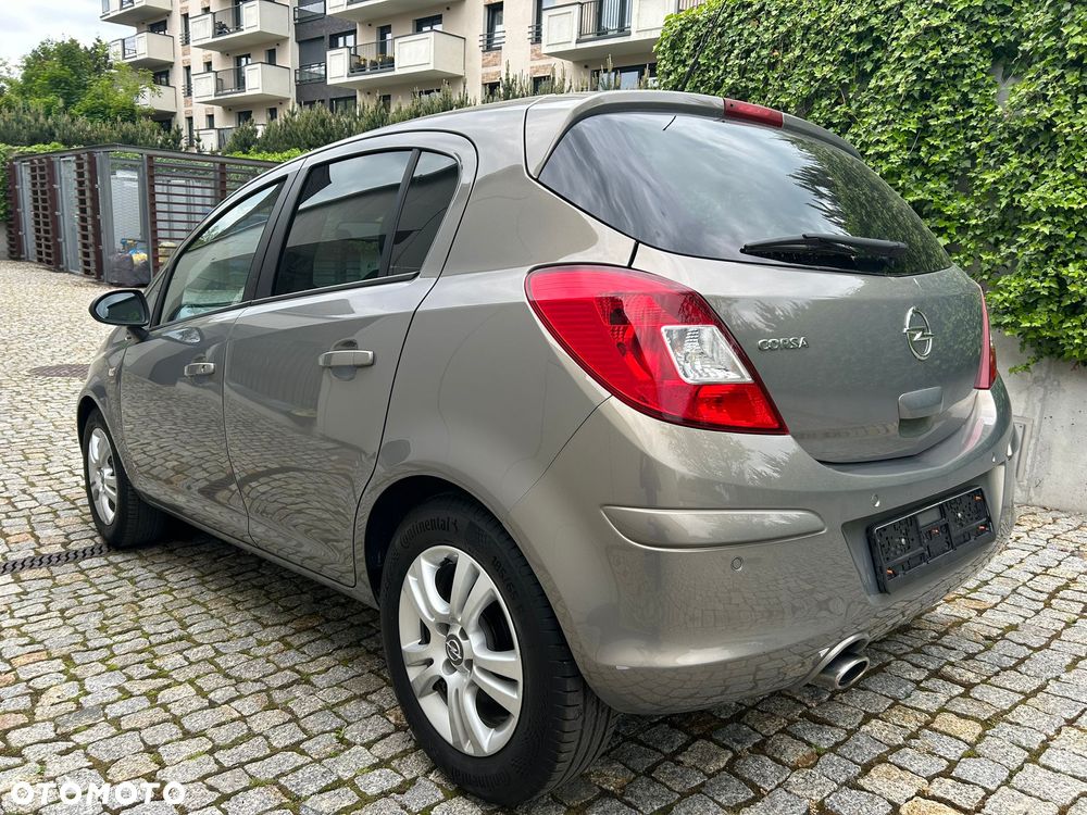 Opel Corsa 1.4 16V Cosmo - 10