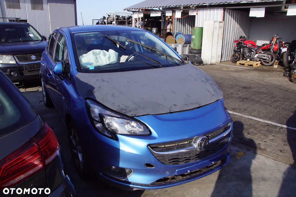 Auto na części - Opel Corsa E 1.4 Twinport 90 KM B14XEL F17 Z22V 2018R Silnik Skrzynia Drzwi Błotnik Zderzak Klapa Lampa Lusterko Klamka Szyba Deska Kokpit Sterownik Moduł Czujnik Licznik Panel Kierownica - 9