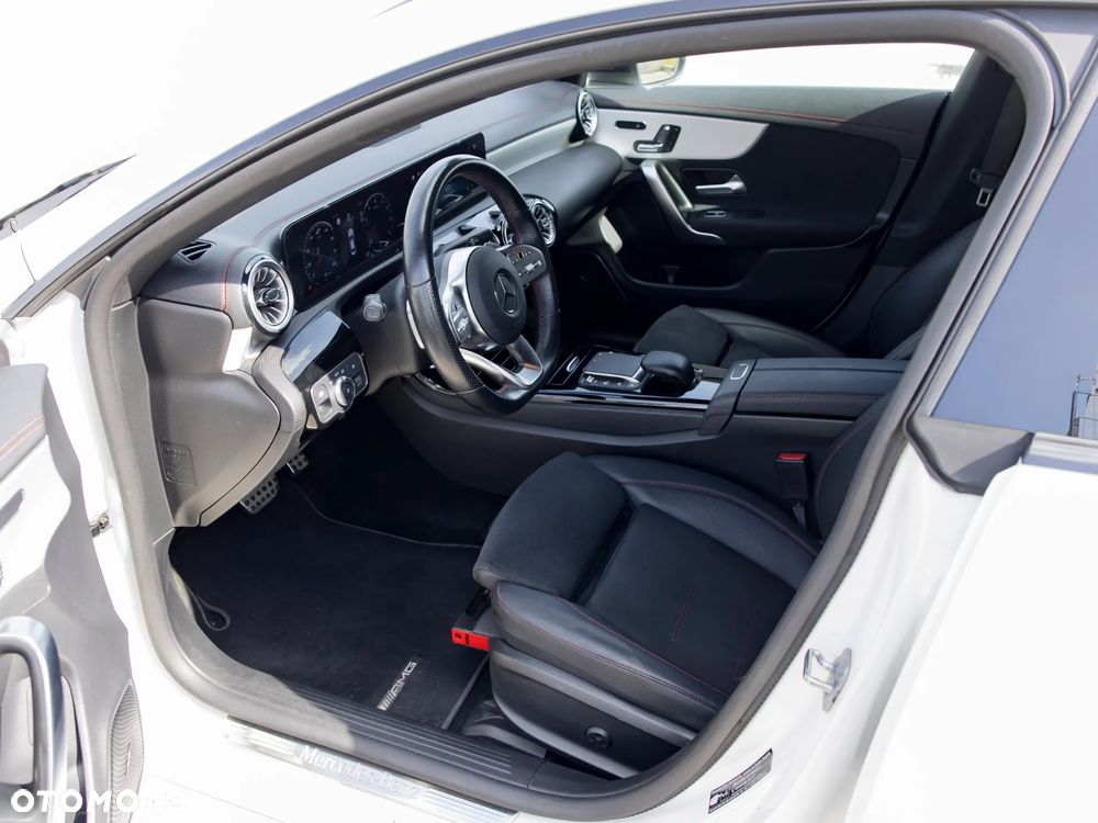 Mercedes-Benz CLA 200 7G-DCT - 25