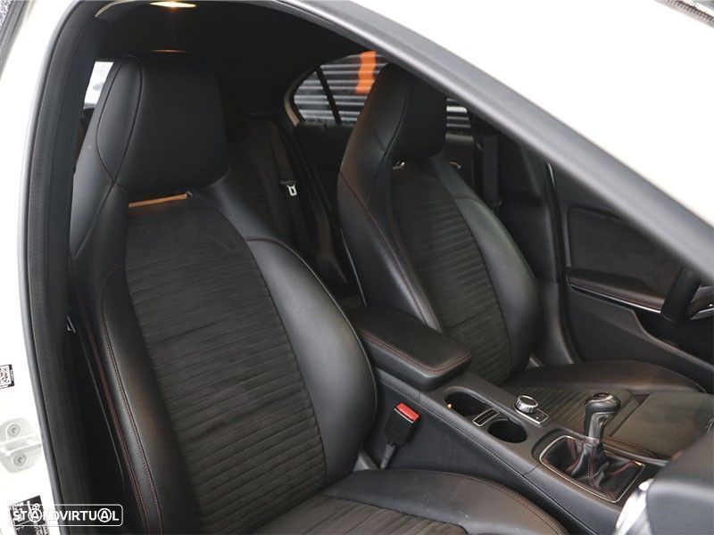 Mercedes-Benz A 180 d AMG Line - 11