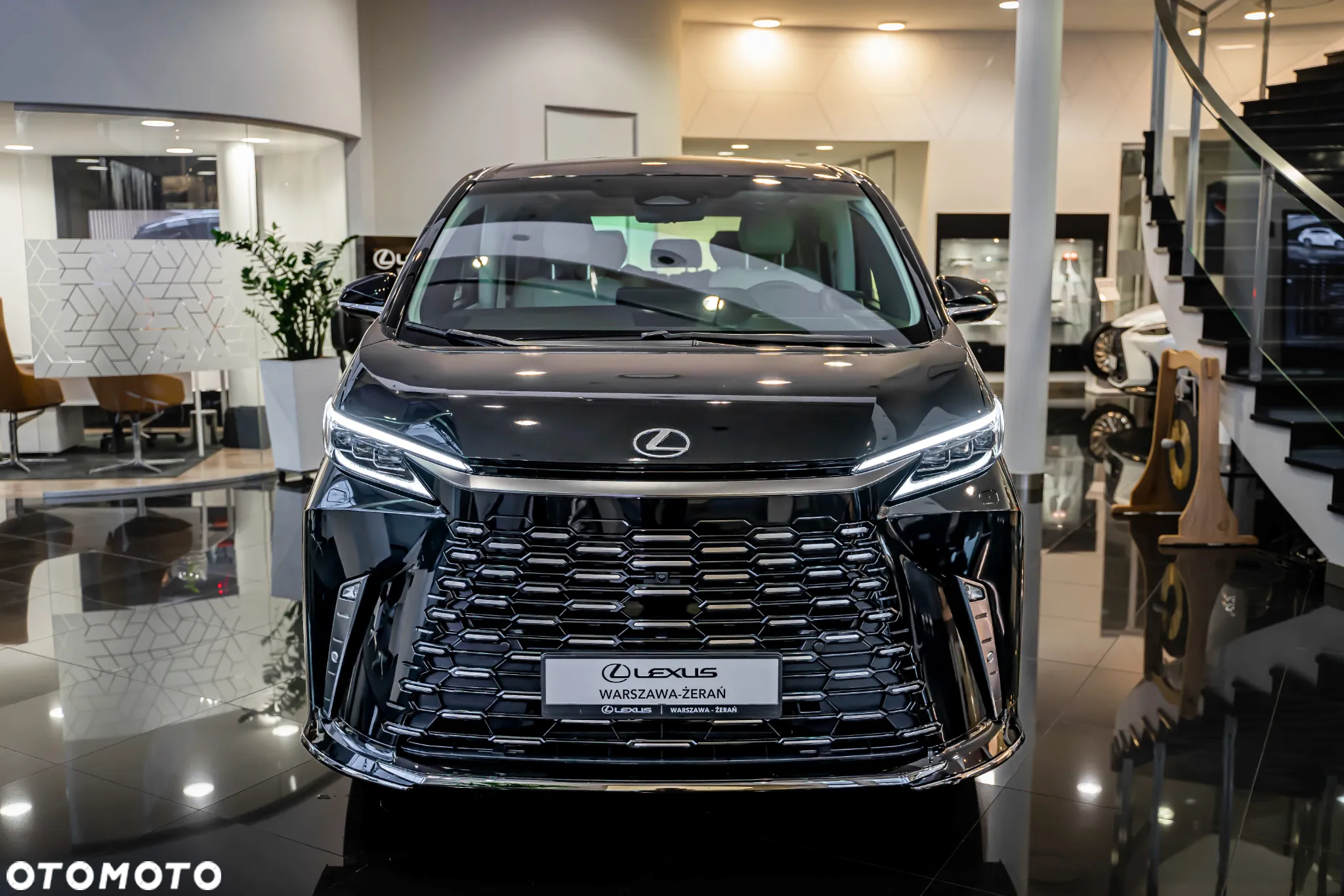 Lexus LM - 6