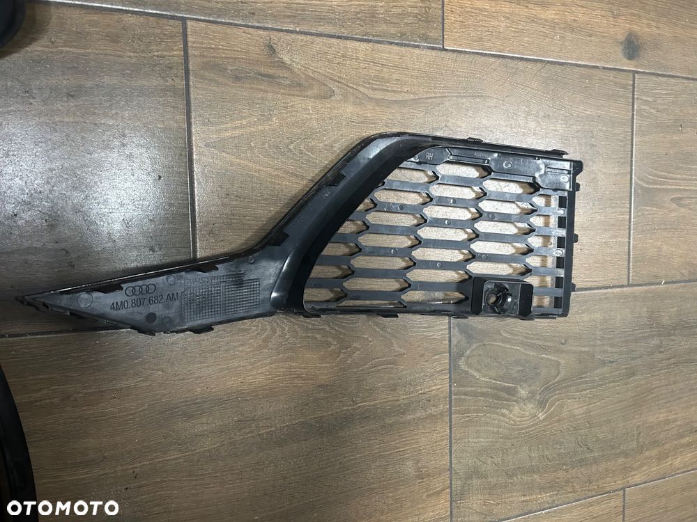 AUDI Q7 II LIFT KRATKA ZDERZAKA PRAWA 19- ORG - 2