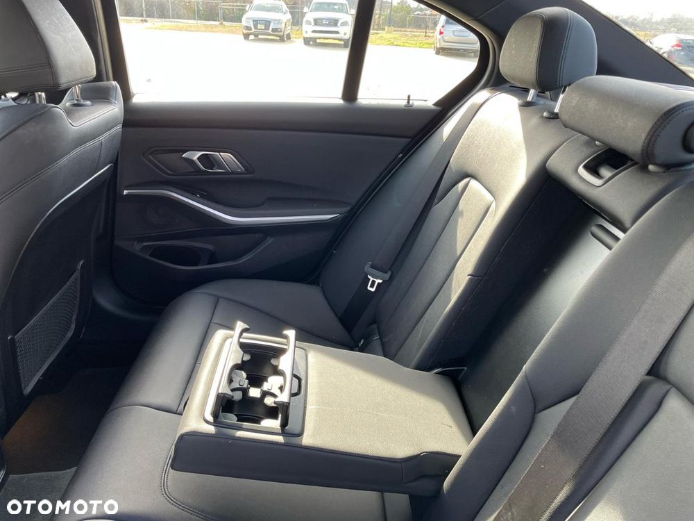 BMW Seria 3 330i - 16