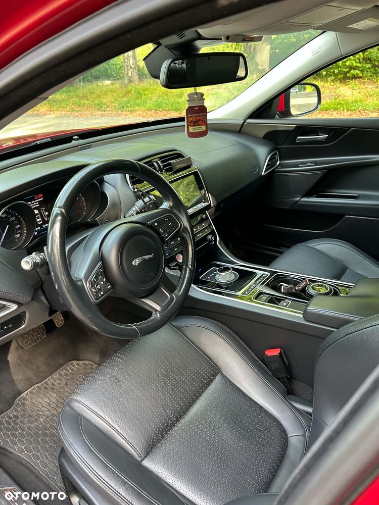 Jaguar XE 2.0 T Portfolio - 7