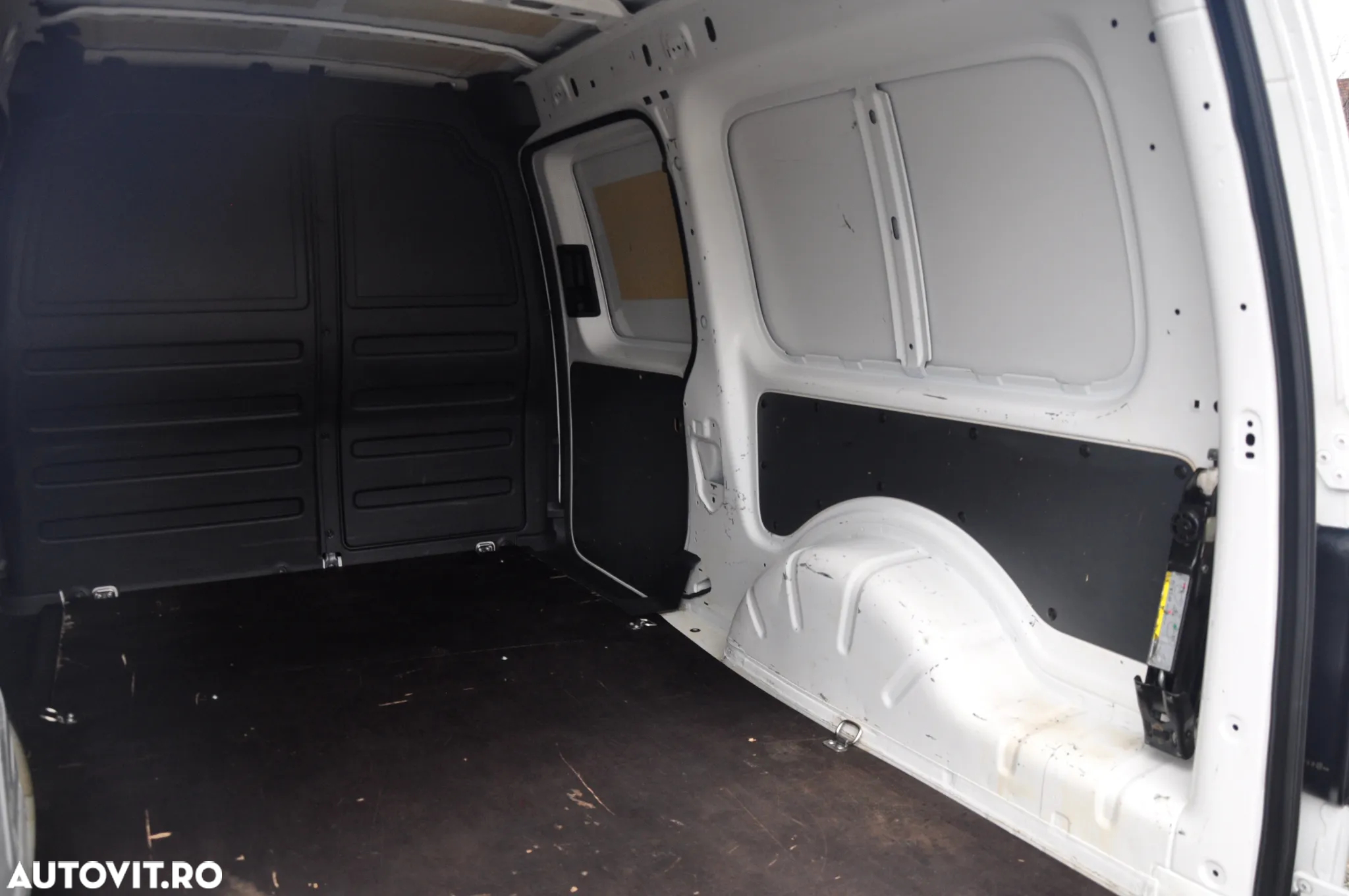 Volkswagen Caddy L2H1 Van - 11