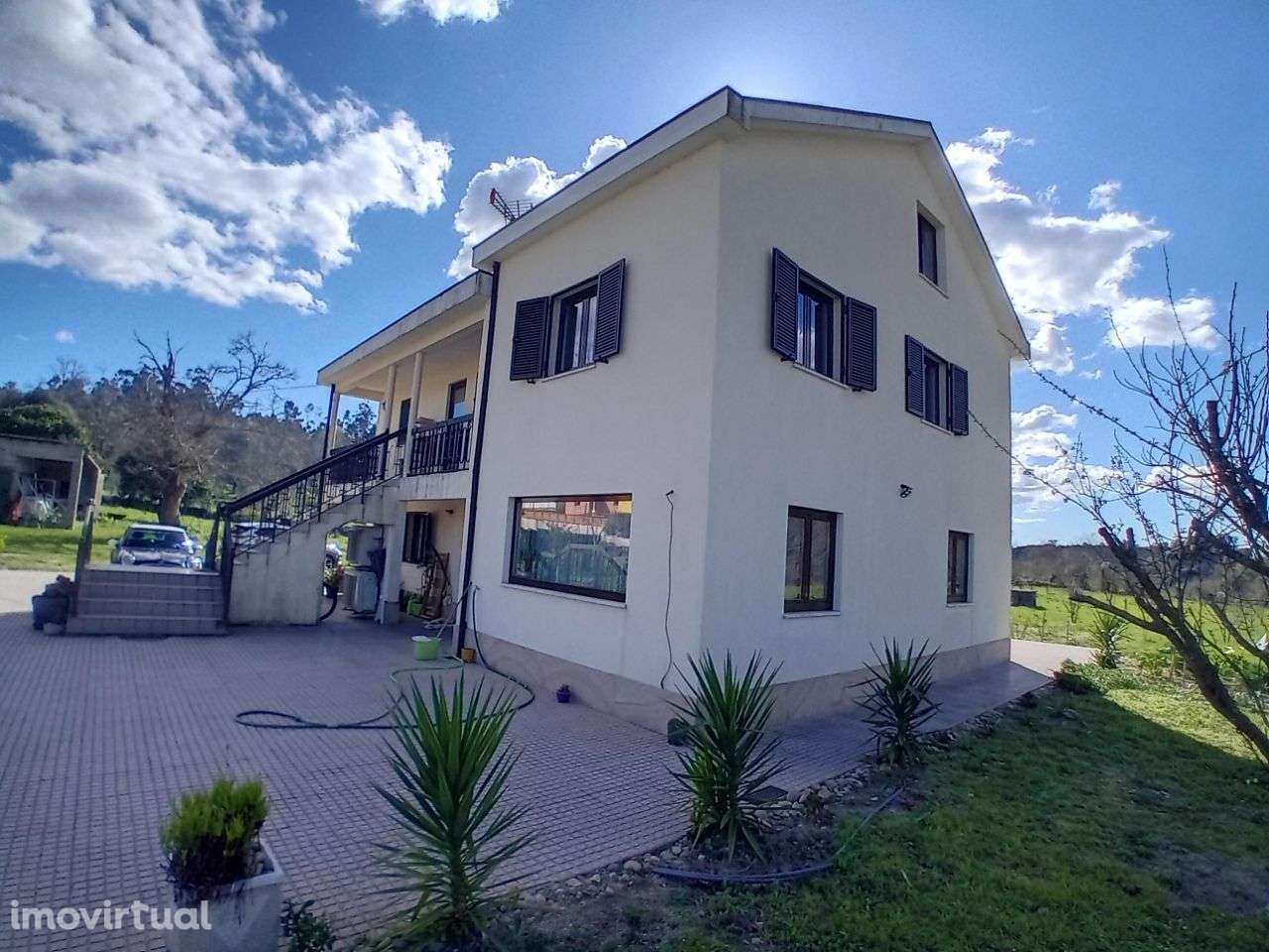 Moradia com 15.000m2 de terreno - Grande imagem: 3/22