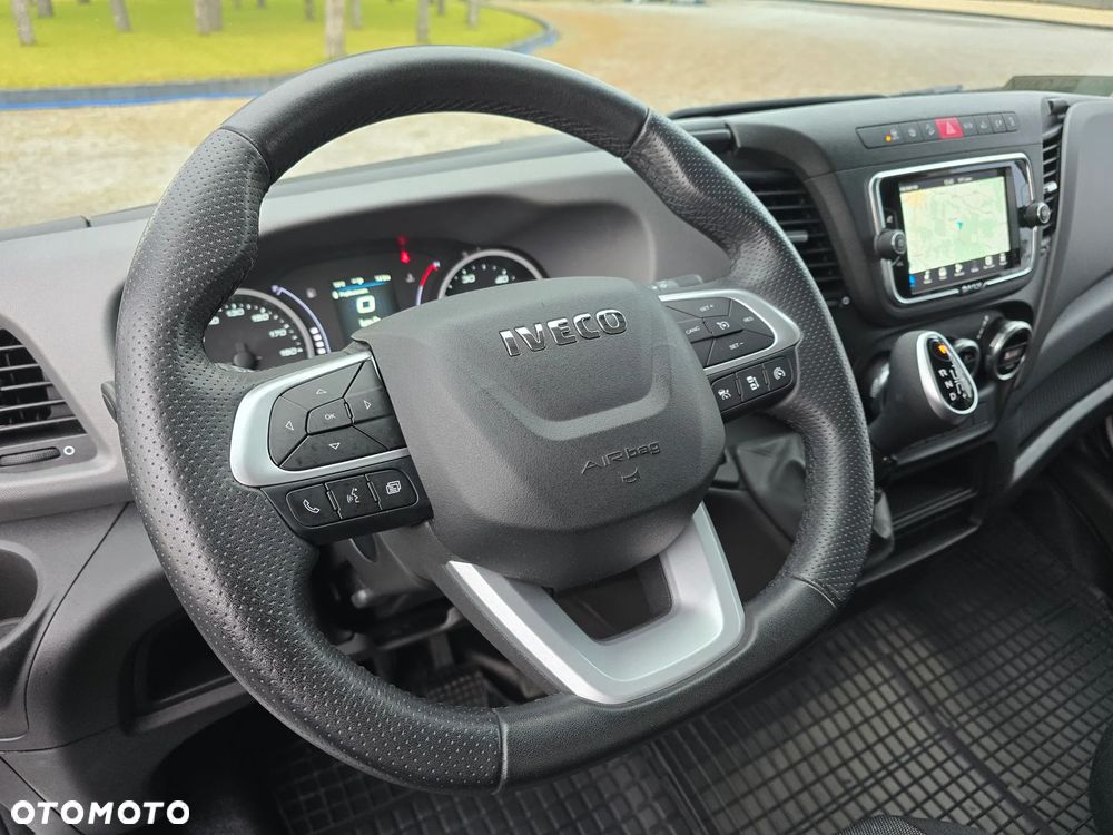 Iveco DAILY DAILY 35C18 / 50C18 HI-MATIC 9PALET 4,50cm Długi 850Kg ŁADOWNOŚĆ SALON PL 39 Tyś km STAN NOWY NOWY NOWY NA GWARANCJI TEMPOMAT FOTEL PNEŁMATYCZNY KLIMATYZACJA AUTOMATYCZNA LEDY BLOKADA MOSTU HAK FABRYCZNY - 31