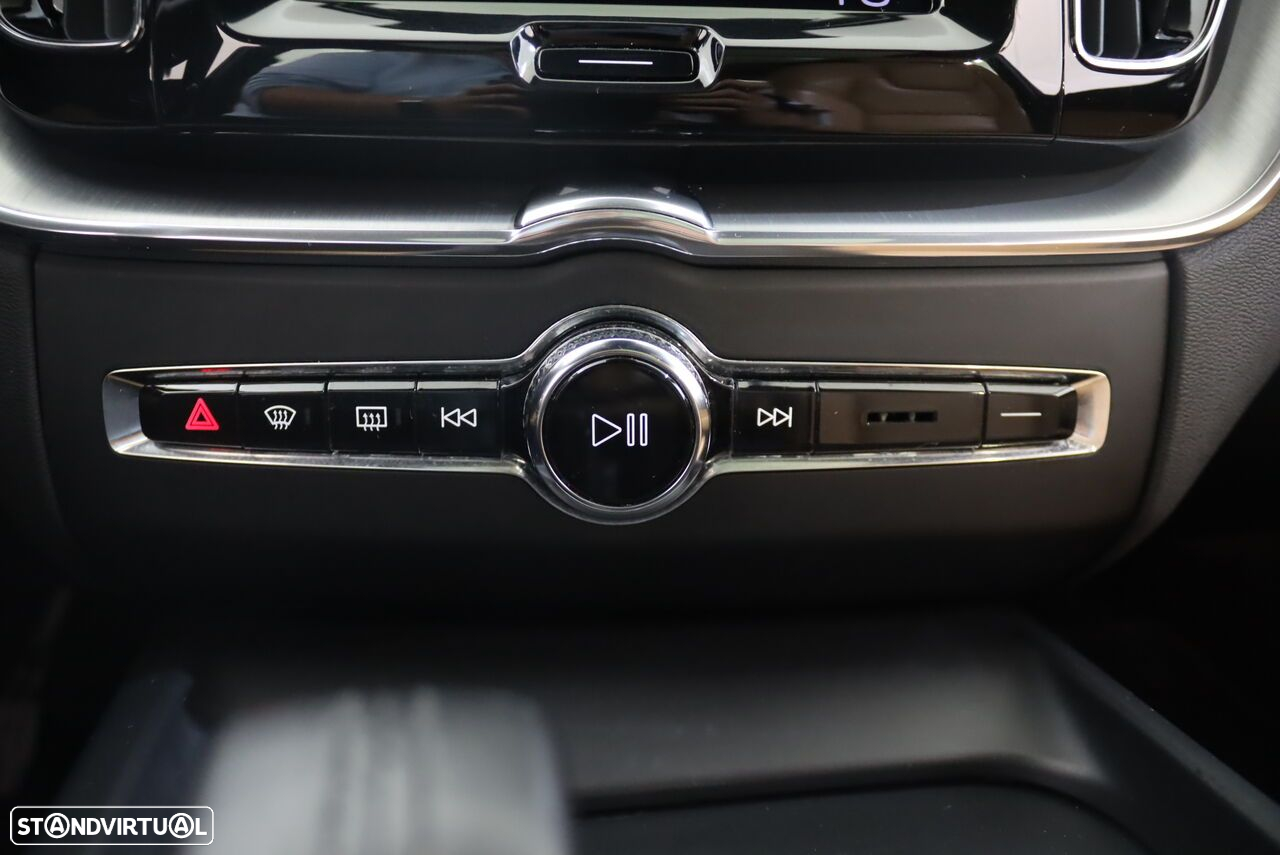 Volvo XC 60 2.0 T8 PHEV Momentum Plus AWD - 28