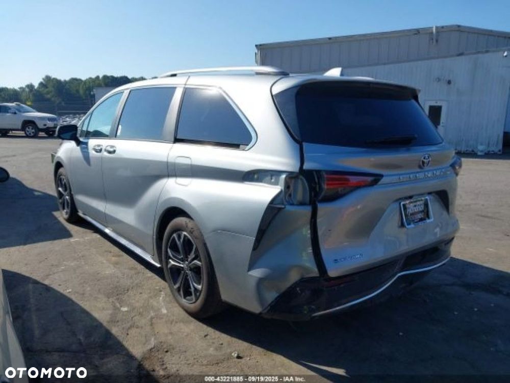 Toyota Sienna - 4