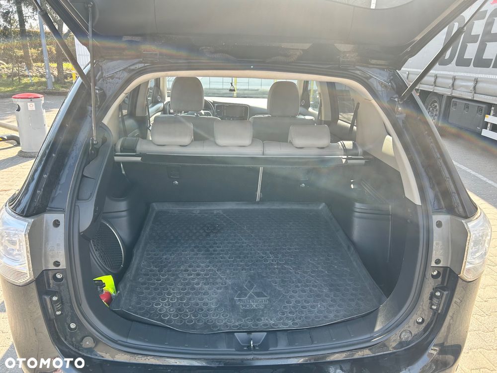 Mitsubishi Outlander Instyle NAVI + - 12