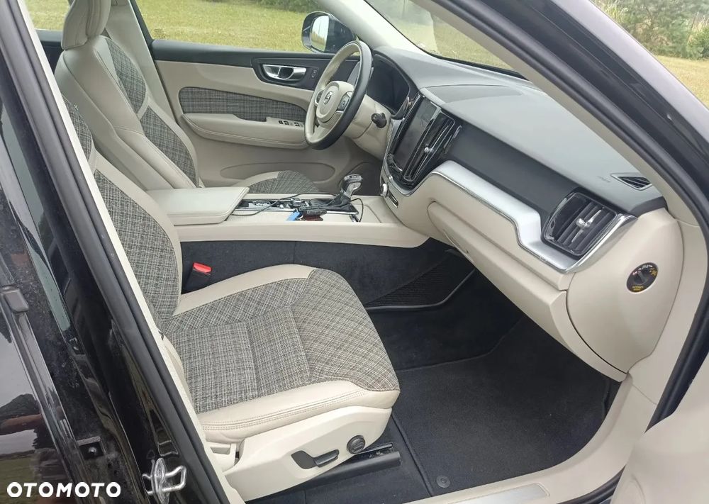 Volvo XC 60 D4 Momentum Pro - 22