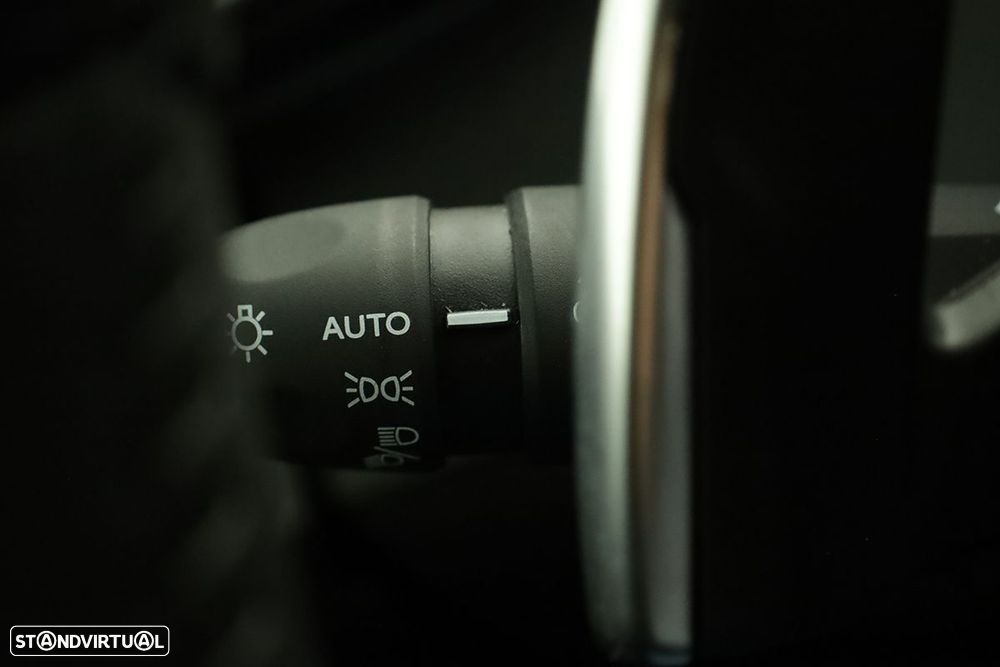Peugeot 2008 1.2 PureTech Allure EAT8 - 17