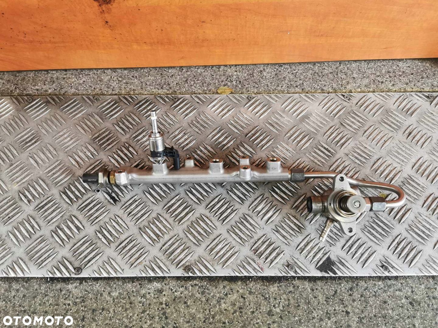 LISTWA POMPA PALIWA VW AUDI 1.2 1.4 TSI 04E127025B 04C133320G - 1