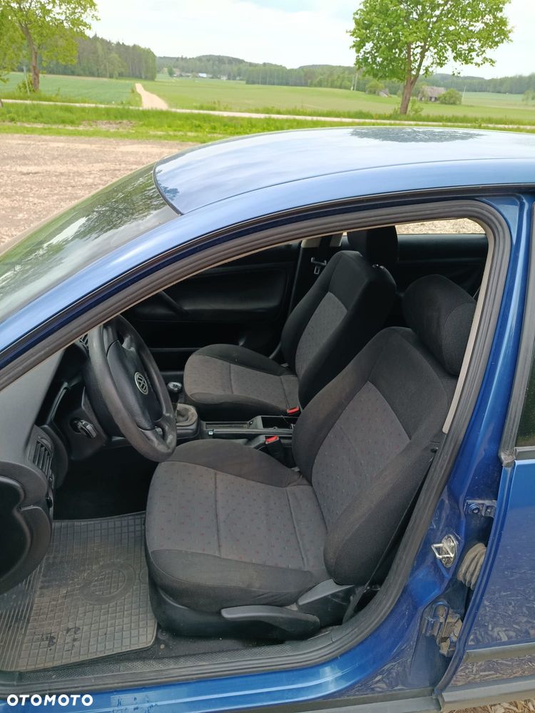 Volkswagen Passat 1.6 - 4