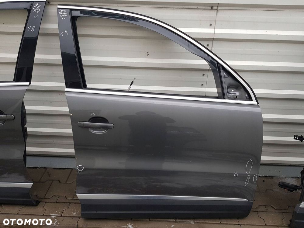 VW TIGUAN I 5N 06-15r DRZWI PRAWE PRZÓD PRZEDNIE LD7R
