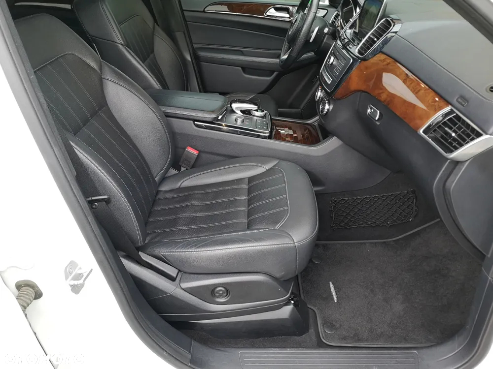 Mercedes-Benz GLS - 23