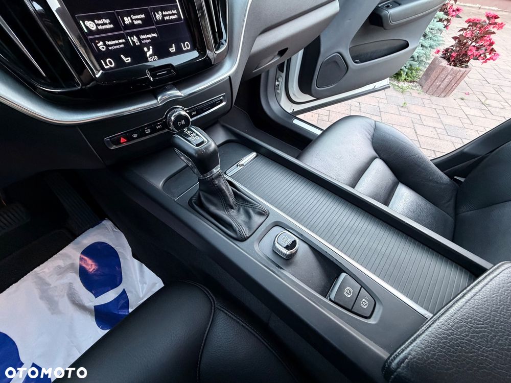 Volvo XC 60 B5 D AWD Geartronic Momentum Pro - 37