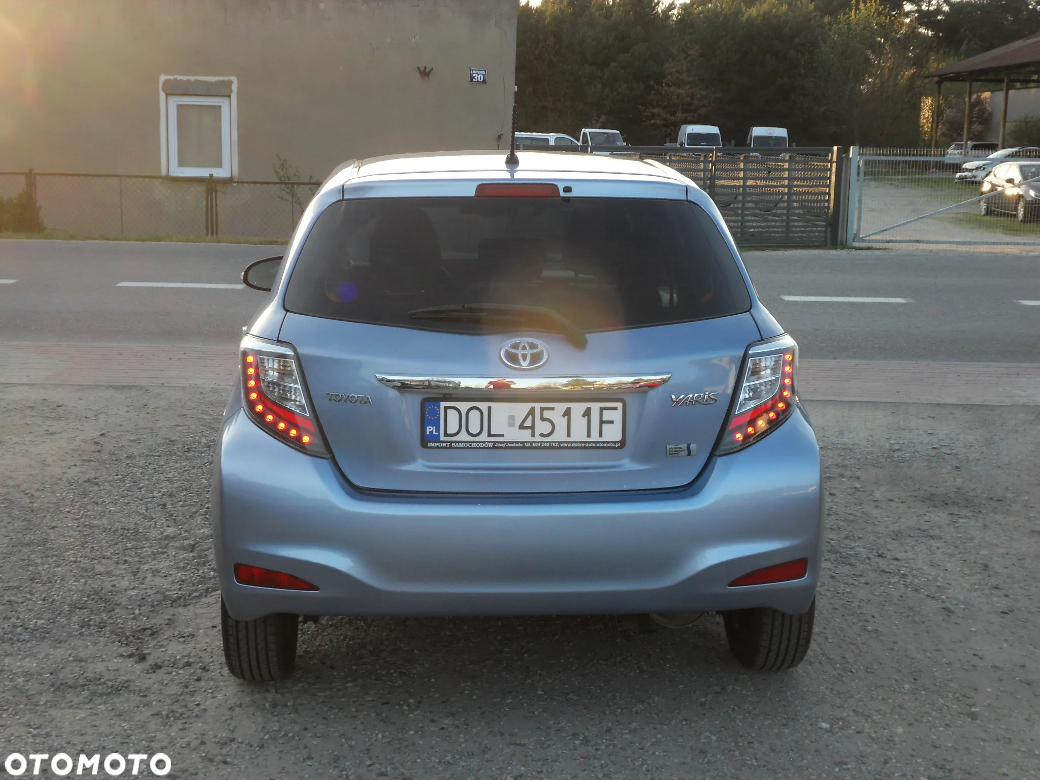 Toyota Yaris Hybrid 100 Premium - 4