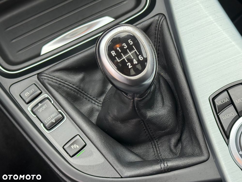 BMW Seria 3 320i xDrive - 25